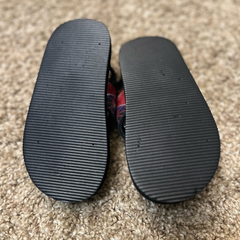 🌻Size 9-10T Light up flip flops! Great condition! Smoke free home🌻 - Picture 3 of 3